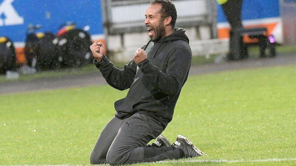 Am 8. Dezember 2018 schlägt der VfL Osnabrück den SV Wehen Wiesbaden mit 2:1, Daniel Thioune rutscht auf den Knien jubelnd Richtung Ostkurve - und setzt sich ein halbes Jahr später mit dem Aufstieg ein Denkmal in seiner Heimatstadt. Foto: Helmut Kemme