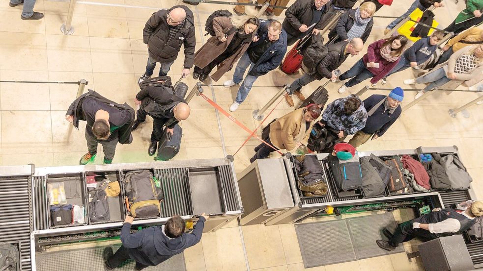Am BER stand zwischenzeitlich der Betrieb still. Foto: Carsten Koall/dpa
