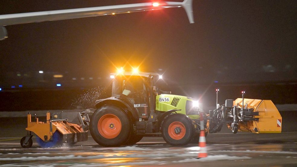 Ein Räumfahrzeug fährt über das Flugfeld des Berliner Flughafen BER. Foto: Michael Bahlo