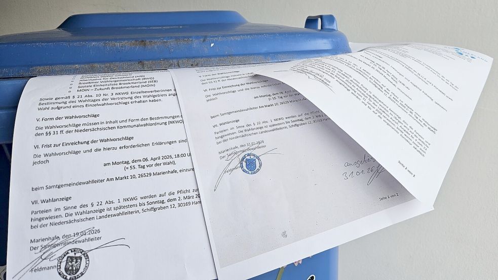 Zwei der drei Bekanntmachungen zur Einreichung von Vorschlägen für die Bürgermeisterwahl waren für die Tonne. Foto: Sarah Dirks