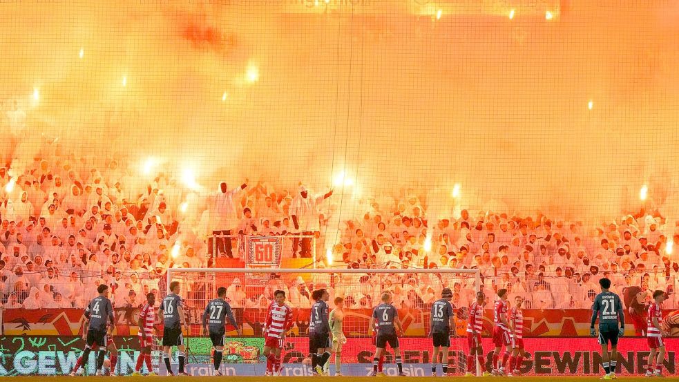 Kurz nach dem Anpfiff wurde auf den Rängen reichlich gezündelt-. Foto: Soeren Stache