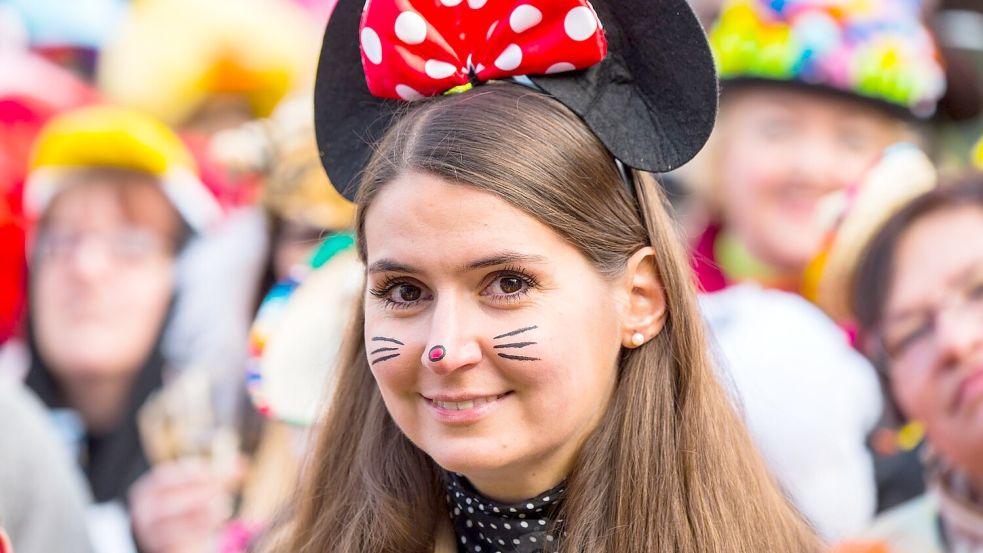 Maus-Kostüme waren schon immer - so wie hier bei einer Karnevalistin im Jahr 2018 - gefragt, liegen nun aber umso mehr im Trend. (Archivfoto) Foto: Andreas Arnold/dpa