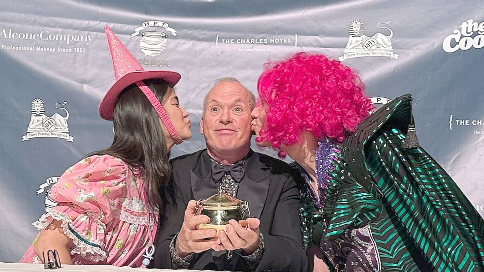 Keaton trat mit Batman-Kostüm auf die Bühne. Foto: Michael Casey/AP/dpa