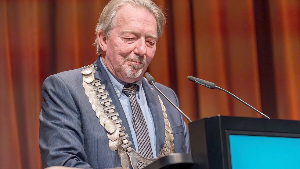 Umjubelter Monarch: Dietmar Wischmeyer regiert seit Freitagabend das Osnabrücker Grünkohlvolk. Seine Herrschaftspläne sind weitreichend und visionär, vor allem aber voll derben Witzes. Foto: Steve Weber