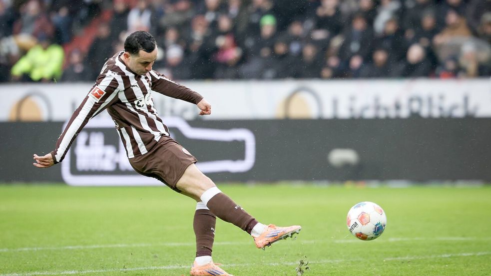Manolis Saliakas vom FC St. Pauli trifft zum 1:0. Foto: Christian Charisius