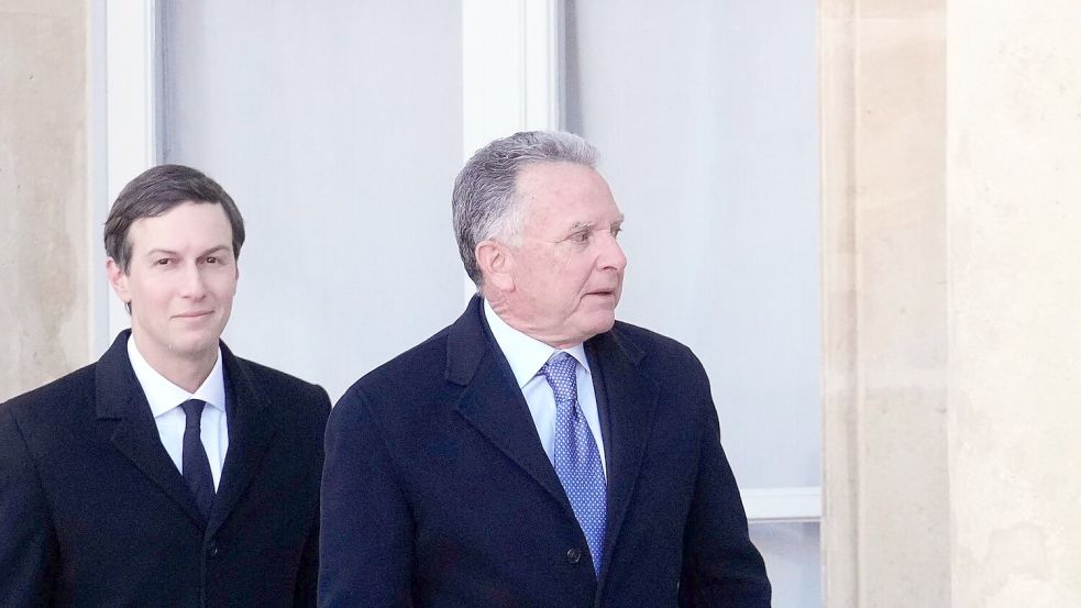 Gestern Gespräche mit dem Iran, heute Militärbesuch - Jared Kushner und Steve Witkoff sind zentrale Figuren in Trumps Nahost-Politik. (Archivbild) Foto: Michel Euler/AP/dpa