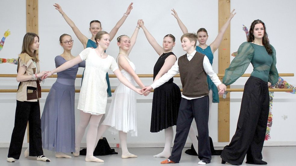 Eine Tanzgruppe der Norder Kunstschule bei den Proben zum Stück „Zurück nach Phantásien“. Vorne von links nach rechts: Nika Boidel - Atréju, Lina Habben - Steinbeißerin, Chiara Remmers - Luna, Pauline Brau - Kindliche Kaiserin, Hannah Küpper - Nichts, Bela Groeneveld - Arvid, Frieda Johanne Pieper - Xayíde und hinten von links nach rechts: Juliana Ebert - Windriesin und Charlotte Onkes - Windriesin. Foto: Andreas Bitterling