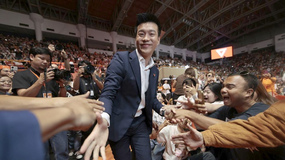 Die progressive People’s Party (PP) unter Natthaphong Ruengpanyawut führte zuletzt in Umfragen. Foto: Wason Wanichakorn/AP/dpa