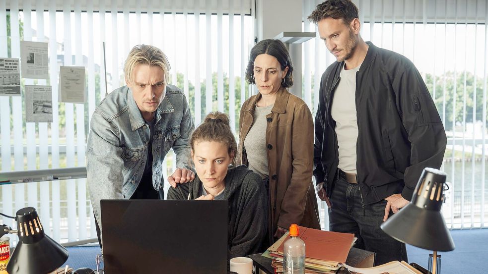 Die Kollegen von Pia Heinrich (Ines Marie Westernströer, 2.v.l.) haben genug damit zu tun, sich auf die besondere Atmosphäre im Dorf und ihre besonderen Bewohner einzulassen. (Handout) Foto: Manuela Meyer