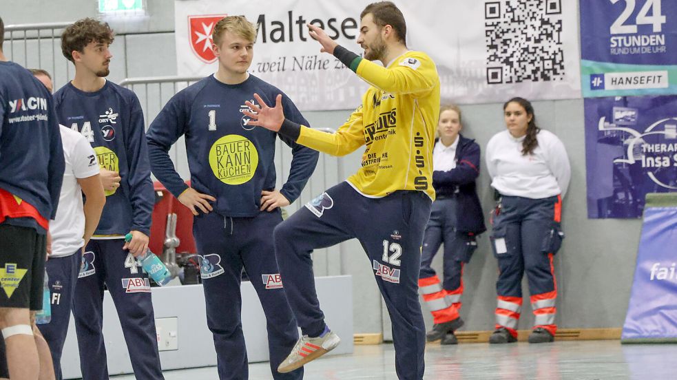 Auch die OHV-Torhüter Pal Merkovszki (rechts) und Marten Jungvogel (Mitte) erwischten keinen guten Tag in Anderten. Foto: Helmut Vortanz