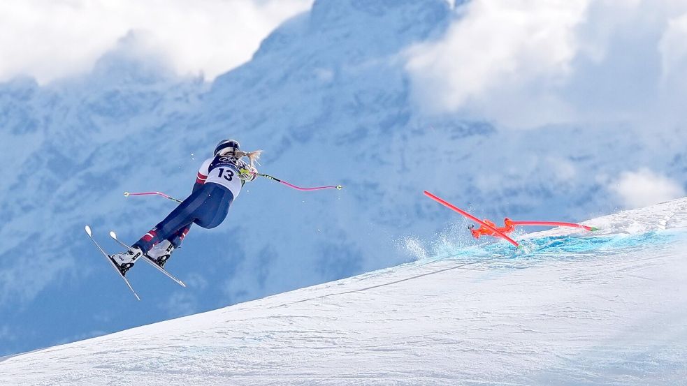 Heftiger Abflug: Lindsey Vonn stürzt in der Olympia-Abfahrt. Foto: Jacquelyn Martin/AP/dpa