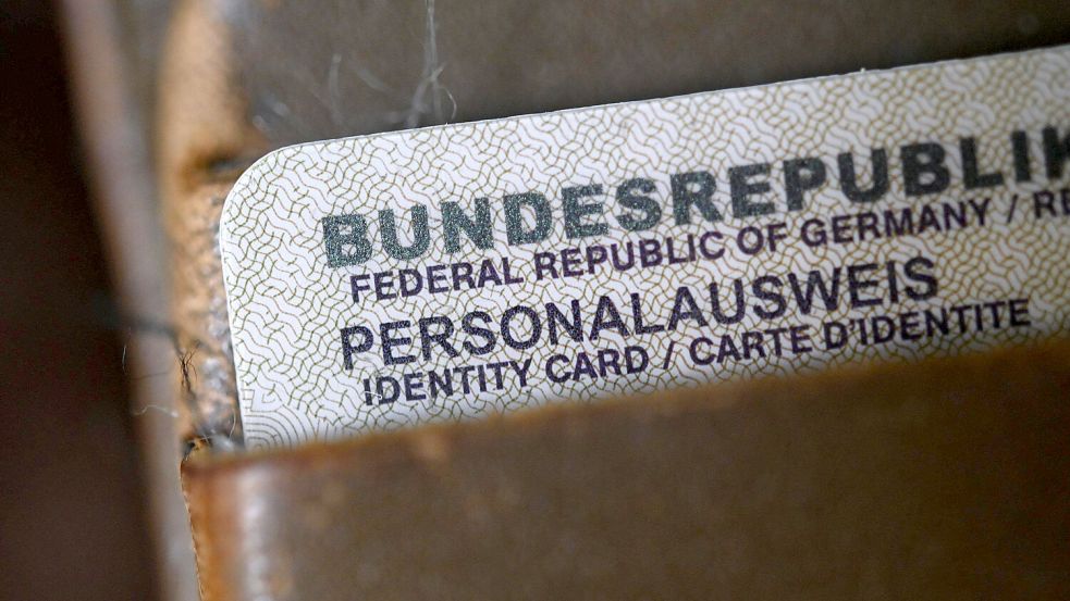 Fortan müssen Bürger 46 statt 37 Euro für einen neuen Personalausweis bezahlen. Foto: Marijan Murat/dpa