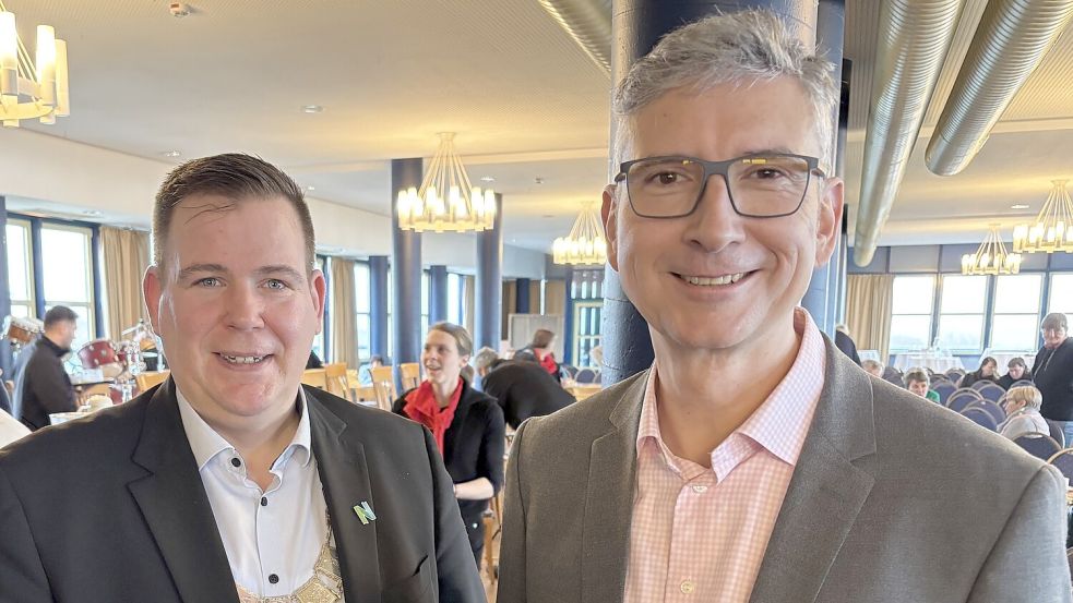 •Der Norder Bürgermeister Florian Eiben und Hochschulpräsident Prof. Dr. Marco Rimkus beim Neujahrsempfang der Stadt Norden. Gemeinsam wollen sie ein Studienzentrum nach Norden bringen.. Foto: Rebecca Kresse