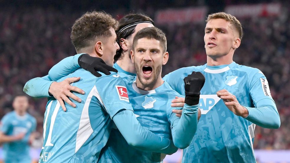 Andrej Kramaric (M) jubelt über das 1:1, das als Hoffenheimer Torausbeute zu wenig war. Foto: Sven Hoppe