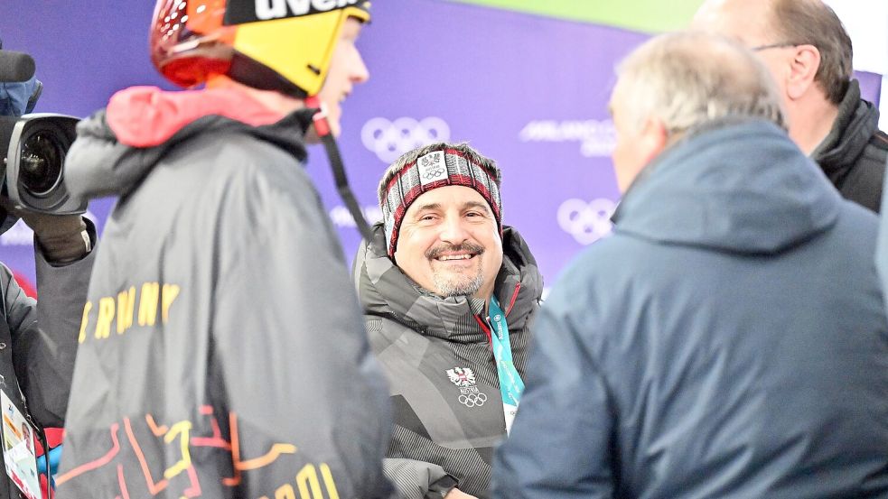 Georg Hackl (m) kann nach seinem Sturz mit einer ausgekugelten Schulter wieder lachen. Foto: Robert Michael