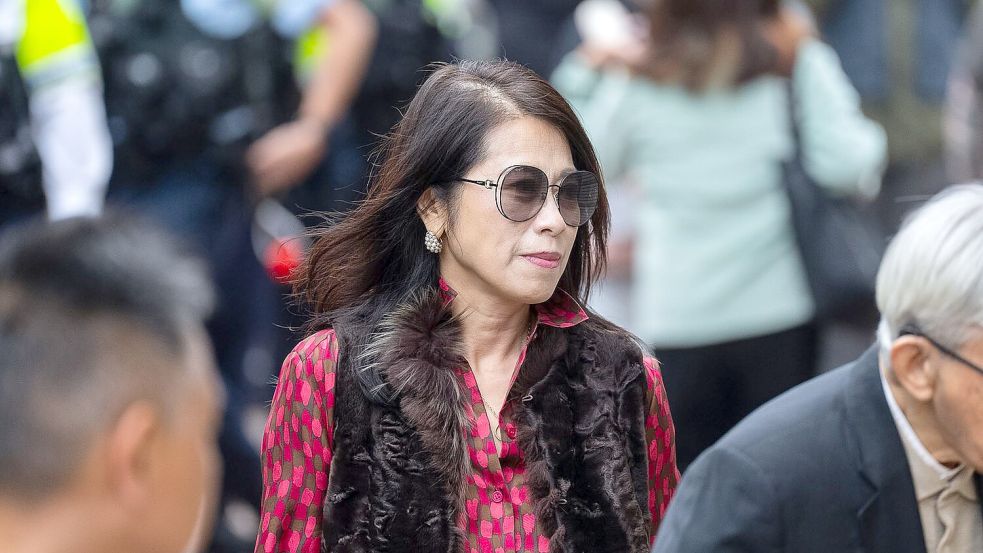 Jimmy Lais Ehefrau, Teresa Lai, kam mit weiteren Unterstützern zu dem Gerichtstermin. Foto: Chan Long Hei/AP/dpa