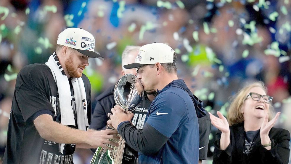 Seattles Quarterback Sam Darnold (l) und Coach Mike MacDonald feiern den Super-Bowl-Triumph. Foto: Sue Ogrocki/AP/dpa