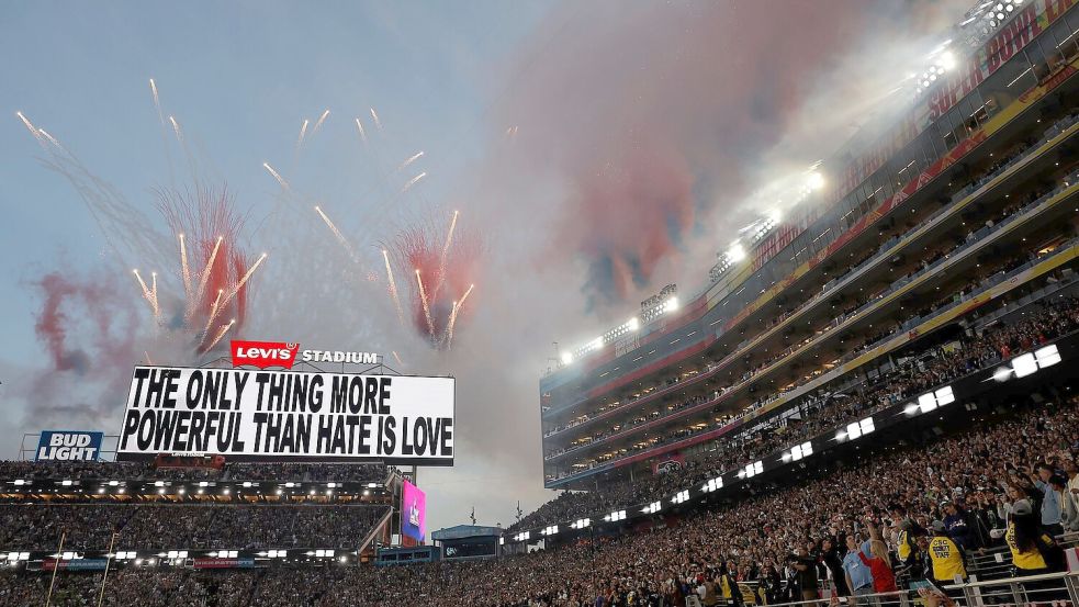 Auf einer Leinwand stand: „Das Einzige, was mächtiger ist als Hass, ist Liebe.“ Foto: Carlos Avila Gonzalez/San Franci