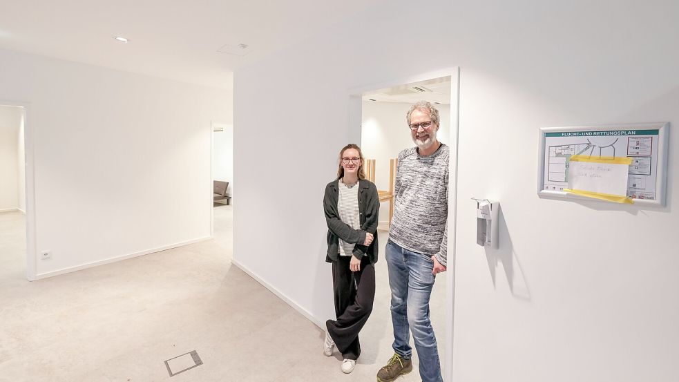 Noch sind die Räume ziemlich leer, doch bald soll hier am Kollegienwall ein Tagesaufenthalt für Frauen entstehen. Franziska Friedrich (links) ist eine von zwei Sozialarbeiterinnen, die dort tätig sein werden. Heinz Hermann Flint (rechts) und sie suchten lange nach Räumen. Foto: Jörn Martens