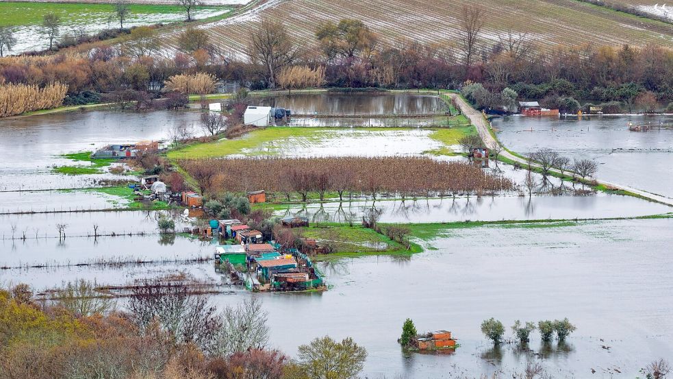 Nach einer ganzen Serie von Winterstürmen stehen in Teilen Portugals und wie hier in der spanischen Extremadura weite Landstriche unter Wasser. Foto: Carlos Criado/EUROPA PRESS/dpa
