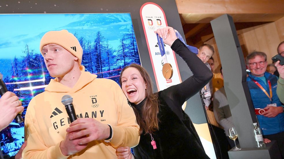 Rodler Max Langenhan steht mit seiner Freundin Susi auf der Bühne und singt das Thüringenlied mit seinen Fans. Foto: picture alliance / picture alliance / Team D