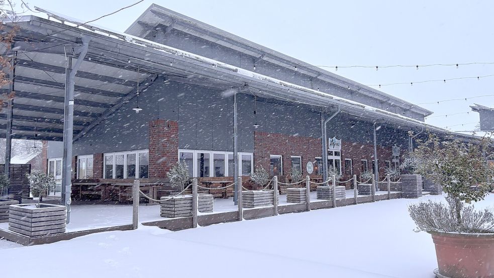 Das „Aqua Ihlow“ am Ihler Meer im winterlichen Schneetreiben. Das Restaurant macht derzeit Winterpause. Foto: Christin Wetzel