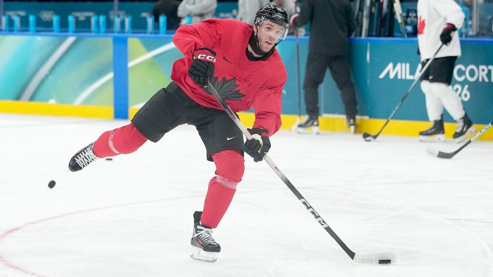 Ebenfalls ein Topstar, der bei Olympia aufläuft: Kanadas Connor McDavid trainierte am Sonntag erstmals in Mailand. Foto: Carolyn Kaster/AP/dpa