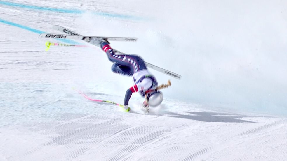 Schlimme Szene: Lindsey Vonn stürzte in der Abfahrt heftig. Foto: Uncredited/Olympic Broadcasting