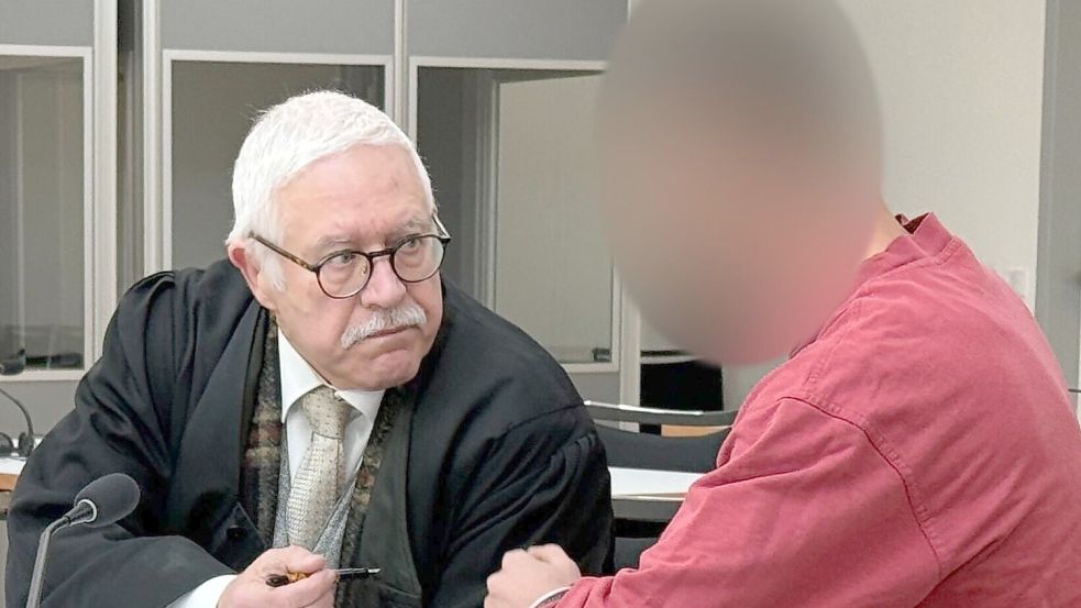 Der angeklagte Mann (rechts) spricht mit seinem Verteidiger. Foto: Martin Oversohl/dpa