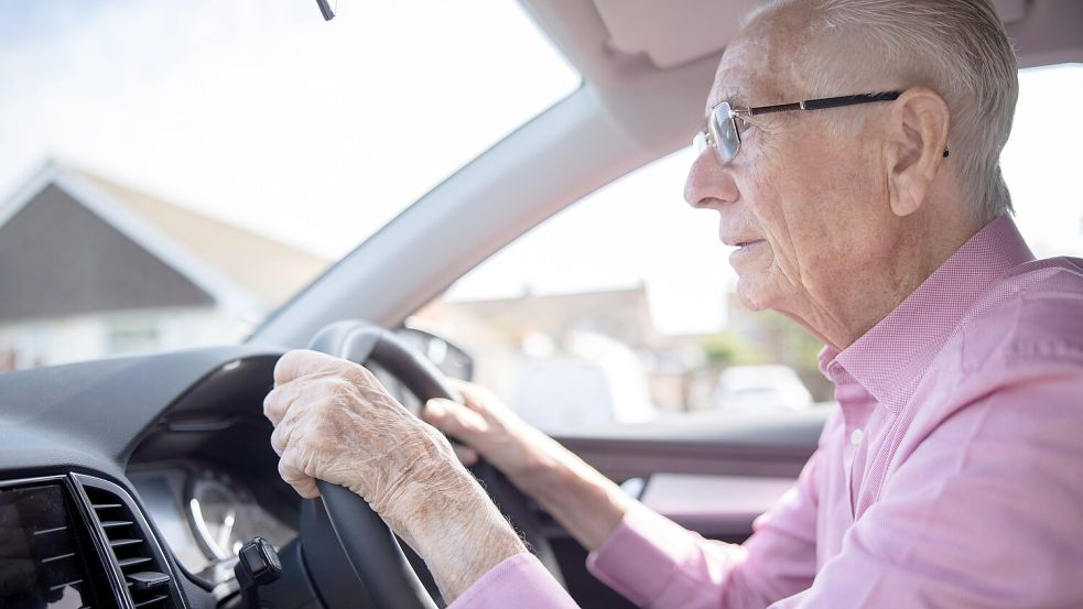 Menschen mit einer Demenz müssen nicht zwangsläufig sofort mit dem Autofahren aufhören. Foto: Adobe Stock/Daisy Daisy