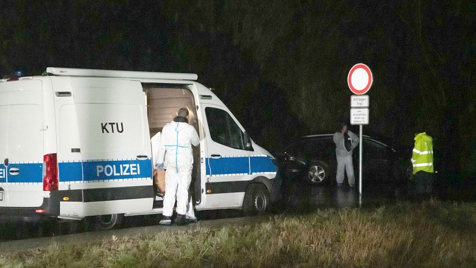 Polizisten im Einsatz an einem Waldgebiet in Dormagen. Dort war die Leiche des 14-Jährigen gefunden worden. (Archivbild) Foto: Vincent Kempf/dpa