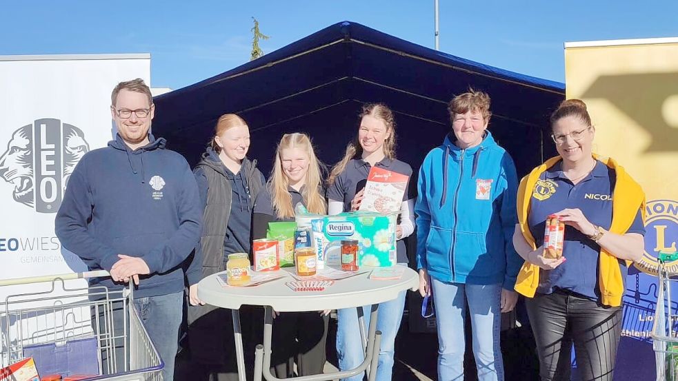 Mitglieder des Leo Wiesmoor und des Lions Clubs „Möhlenland Grootfehn“ mit Herma von Hermas Box werben für die Aktion „Ein Teil mehr“. Foto: privat