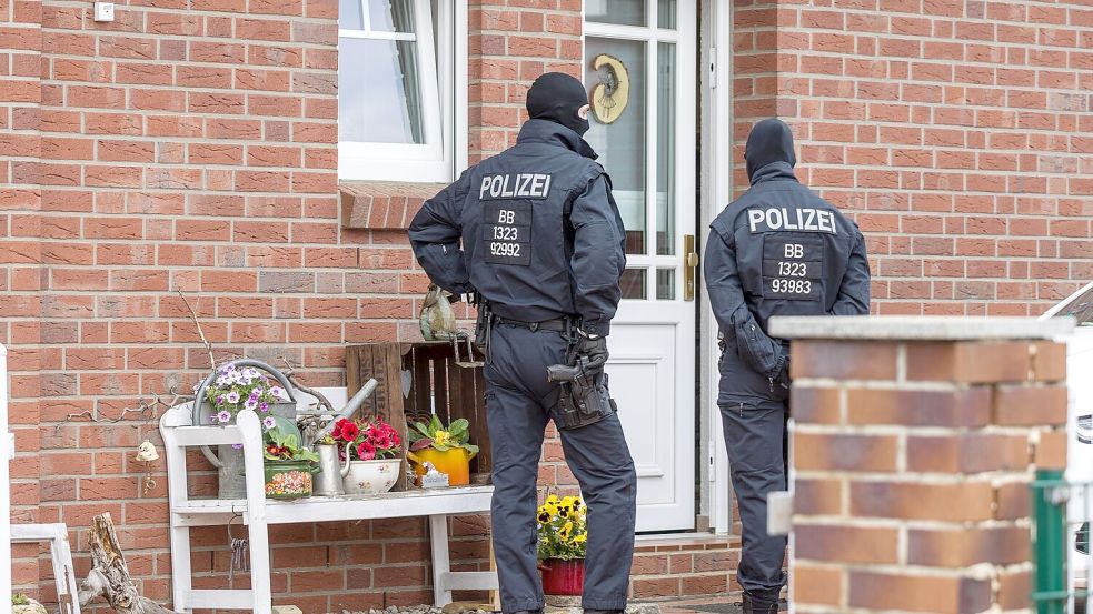 Den Angeklagten wird unter anderem ein Brandanschlag auf ein Kulturzentrum in Altdöbern (Brandenburg) vorgeworfen. (Archivbild) Foto: Frank Hammerschmidt/dpa