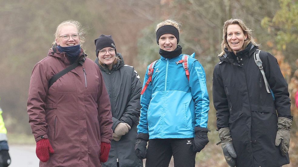 Fröhliche Gesichter bei Rahe mit Kapitänin Daniela Bokker (von links), Ramona Gerdes, Daniela Köllmann und Marion Reuter. Foto: Wilfried Gronewold