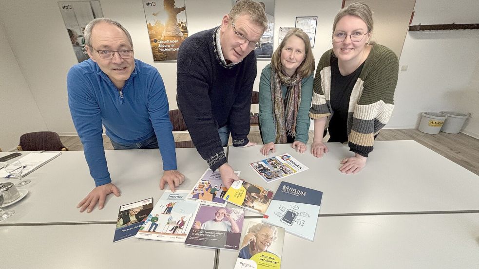 Wissen, wo der Generation Ü60 der digitale Schuh drückt: Mike Emmer (v.l.), Markus Saathoff-Reents, Eva Matthias und Marlies Reinsberg. Foto: Mieke Matthes