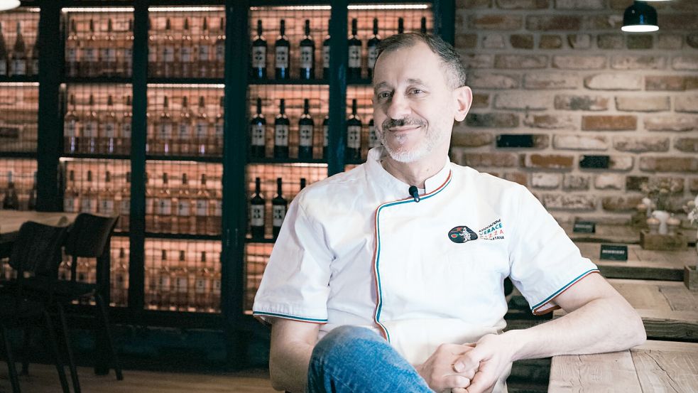 Roulat Nabo, Betreiber des „Nola“, hat die traditionelle neapolitanische Pizzakunst 2017 in Neapel erlernt. Foto: Sebastian Dannenberg