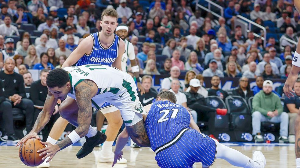 Franz Wagner (hinten) erzielte bei seinem Comeback 14 Punkte. Foto: Kevin Kolczynski/AP/dpa