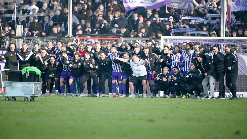 Siegerfoto vor den Fans. Die Fußballer des VfL Osnabrück. Foto: Michael Titgemeyer