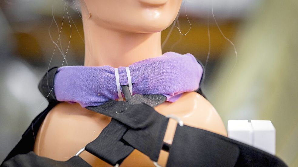 Zwei Ballons sollen beim Suizidhalsband Druck auf die Halsschlagadern ausüben, was laut dem Entwickler zur Ohnmacht und anschließend zum Tod führen soll. Foto: Imago/ANP