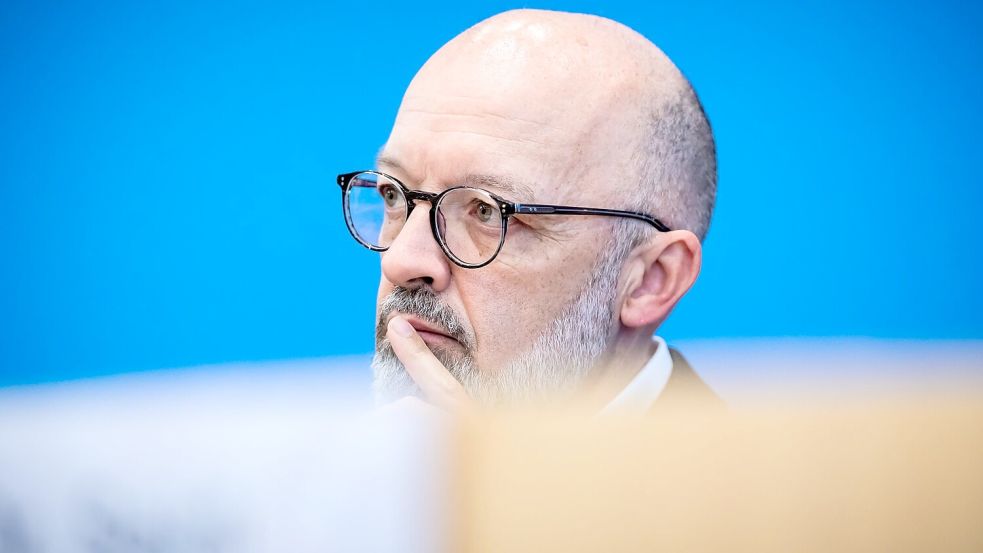 Ifo-Experte Timo Wollmershäuser sieht den konjunkturellen Tiefpunkt durchschritten. (Archivbild) Foto: Christoph Soeder/dpa