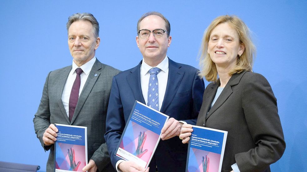 In einem Punkt waren sich Bundesinnenminister Alexander Dobrindt (CSU), Bundesfamilienministerin Karin Prien (CDU) und BKA-Präsident Holger Münch einig: Die Anzeigequote bei Gewalt durch Partner ist zu niedrig. Foto: Bernd von Jutrczenka/dpa