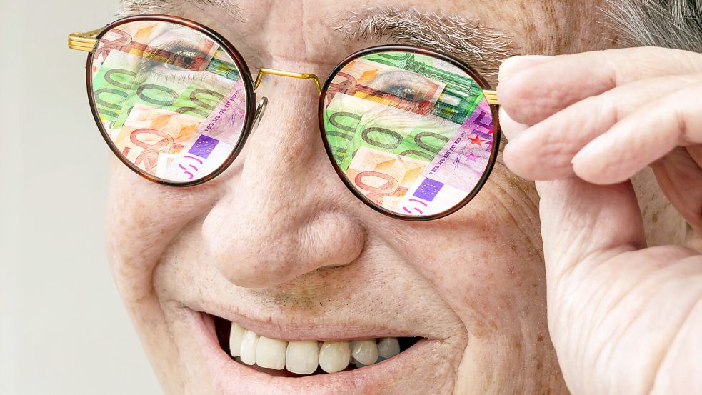 So stellen sich Jüngere die Generation babyboom am liebsten vor: Rentner schaut optimistisch in die Zukunft, Geldscheine spiegeln sich in seiner Brille, Altersvorsorge, Rente, alles stimmt. Foto: Wolfgang Maria Weber
