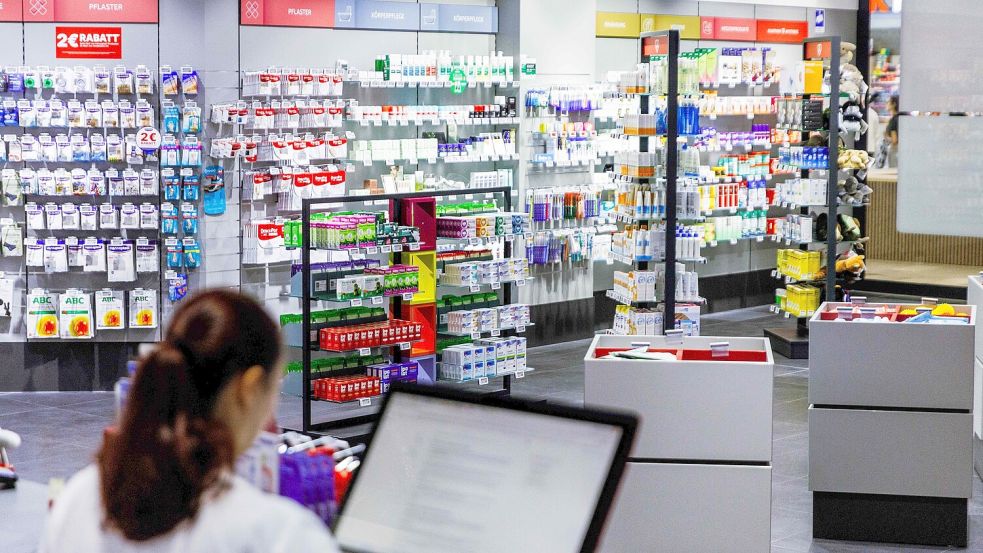 Die Apotheker sollen künftig mehr als nur Medikamente anbieten – auch bestimmte Impfungen und Vorsorgeuntersuchungen sollen sie anbieten können. Foto: Carsten Koall/dpa