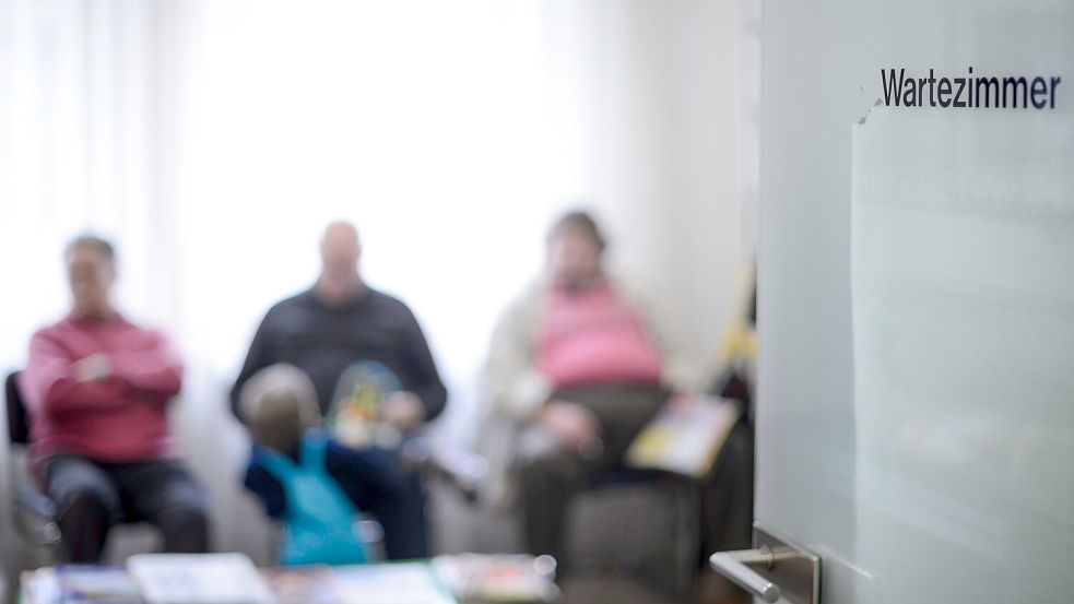 Insbesondere bei Fachärzten ist es nicht einfach, einen Termin zu ergattern. Patienten in Ostfriesland brauchen viel Geduld. Foto: Schuldt/dpa