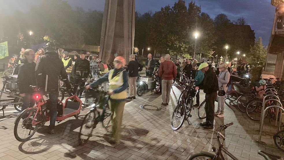 18. Oktober 2024: Die Fahrrad-Demo von Fridays for Future startet an der Osnabrückhalle. Foto: Jörg Sanders