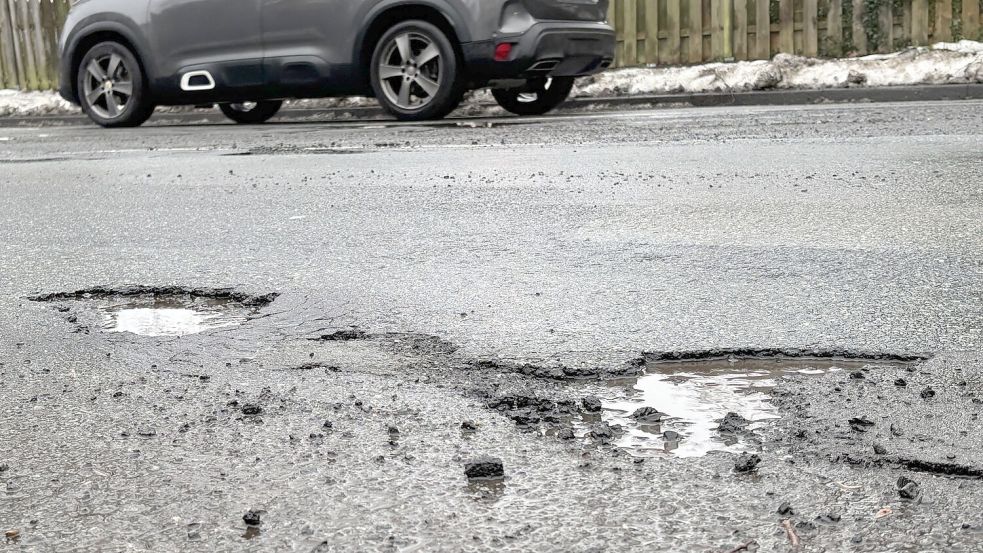 Zahlreiche Schlaglöcher gibt es in der Oldersumer Straße. Zumindest einige Bereiche werden bald saniert.Foto: Mieke Matthes