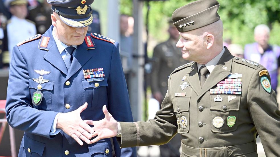 Eine Ebene unter Oberbefehlshaber General Christopher G. Cavoli (r) wird es demnächst einige Änderungen in der Nato-Kommandostruktur geben. Das Kommando über das Joint Force Command Brunssum werden sich dann Deutschland und Polen im Rotationsprinzip teilen. Derzeit wird es von dem deutschen General Ingo Gerhartz geführt (l). (Archivbild) Foto: Federico Gambarini