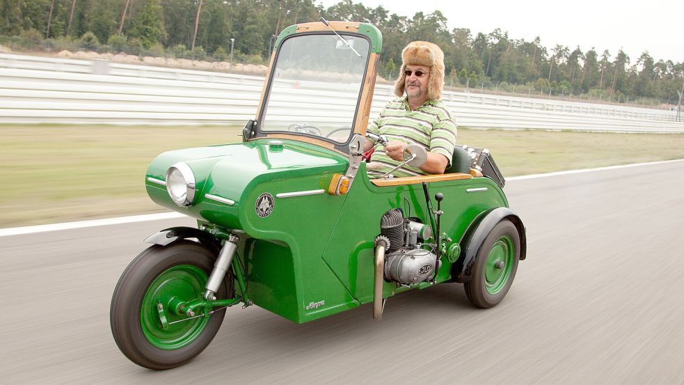 Der Meyra Motorwagen der Gebrüder Pauw ist das einzige fahrbare Exemplar mit Ilo-Motor. Dietmar Pauw trägt statt Helm eine inzwischen legendäre Fellmütze. Foto: privat