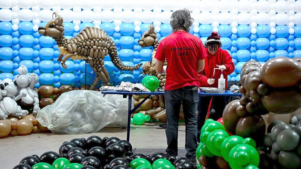 Aus Luftballons mach Dino: Rund 100 Künstler haben für die Ausstellung „Luftballonwelten“ Tiere, Pflanzen und Sehenswürdigkeiten nachgebaut. Foto: Sven Hoppe