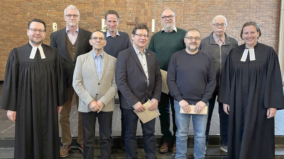 Sie feierten das Jubiläum der Gruppe „Männerabend“: Thomas Müer (hinten, von links), Harald Steen, Detlef Schweichler (Gründungsmitglied), Rainer-Jörg Oldewurtel sowie Superintendent Christian Neumann (vorne, von links), Alfred Klaassen, Eckhard Janssen (Gründungsmitglied), Jens Albowitz (Gründungsmitglied) und Gemeindepastorin Andrea Janssen-Zimmermann. Es fehlen auf dem Foto Fritz Fröse und Heiko Dörzbach. Foto: privat